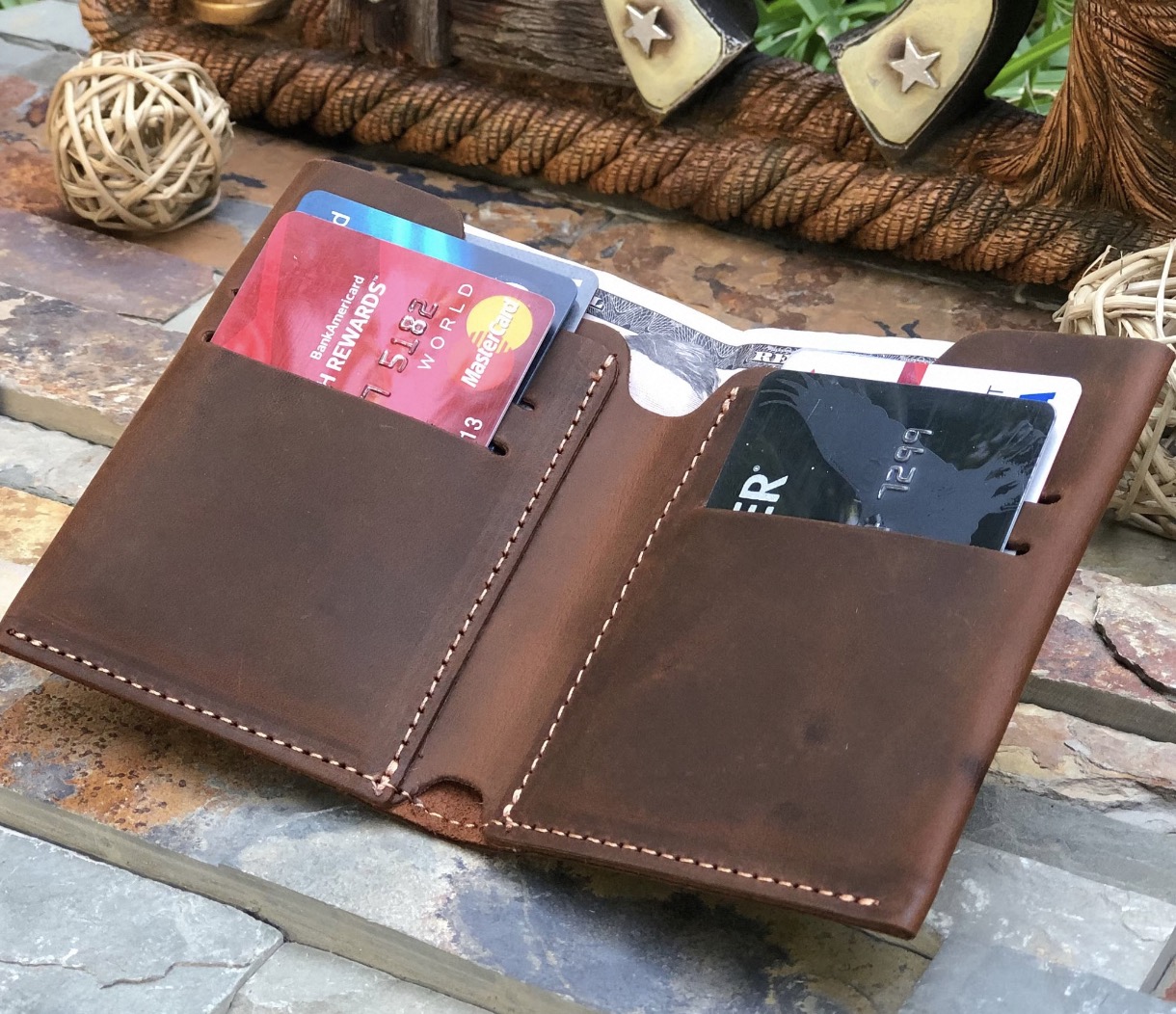 Designer Wallets for Men: A Blend of Luxury and Functionality插图4