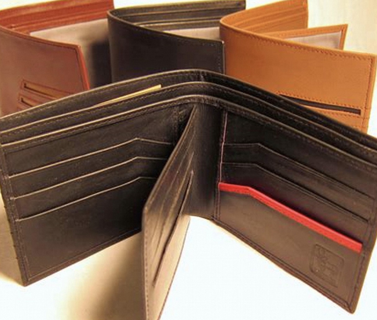 Mens Designer Wallets: Symbol of Style and Statement插图4
